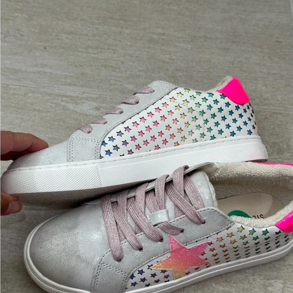 ⭐️🆕Steve Madden Girls Colorful and Fun Rezume Sneakers, 4⭐️